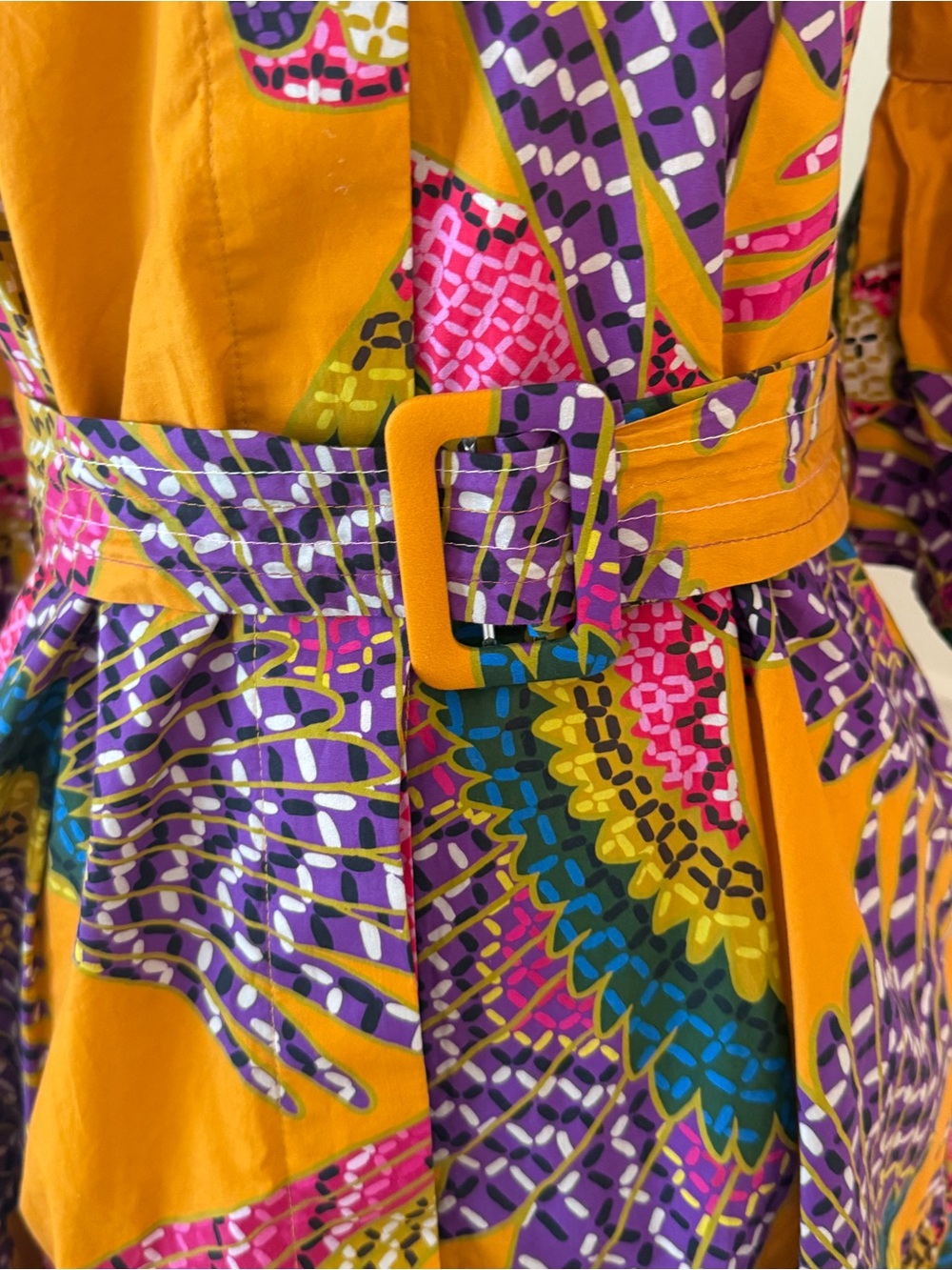 Parrot-themed, belted FARM Rio mini dress with three-quarter sleeves - Picture 7 of 9